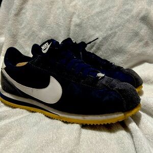 Navy/White Nike Cortez Men’s 9 / Women’s 10.5. In excellent condition.